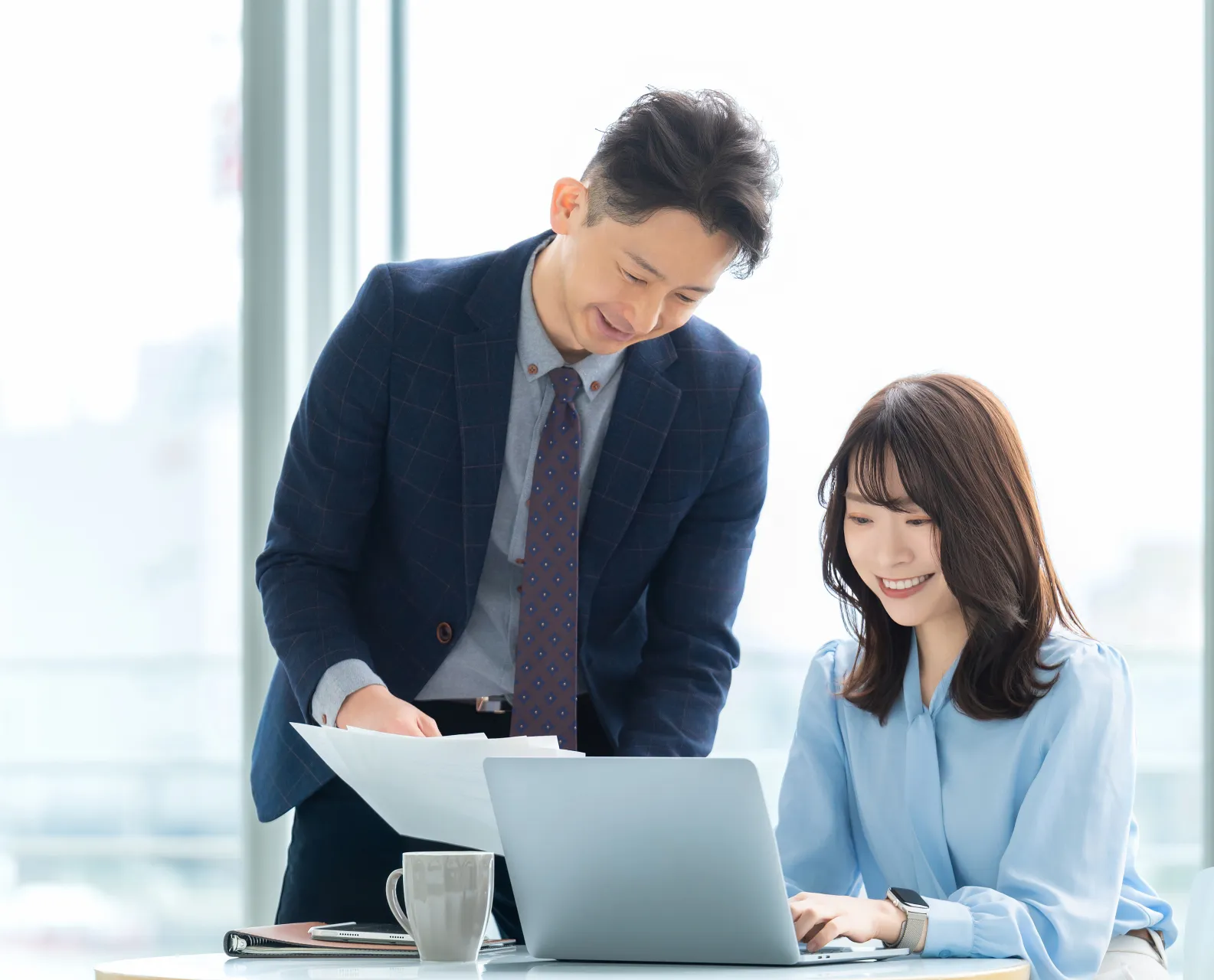 店舗外観と男性